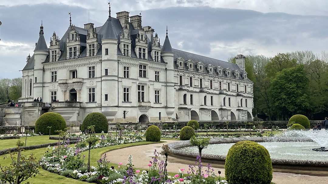 Chateau Chenenceau exterior and garden